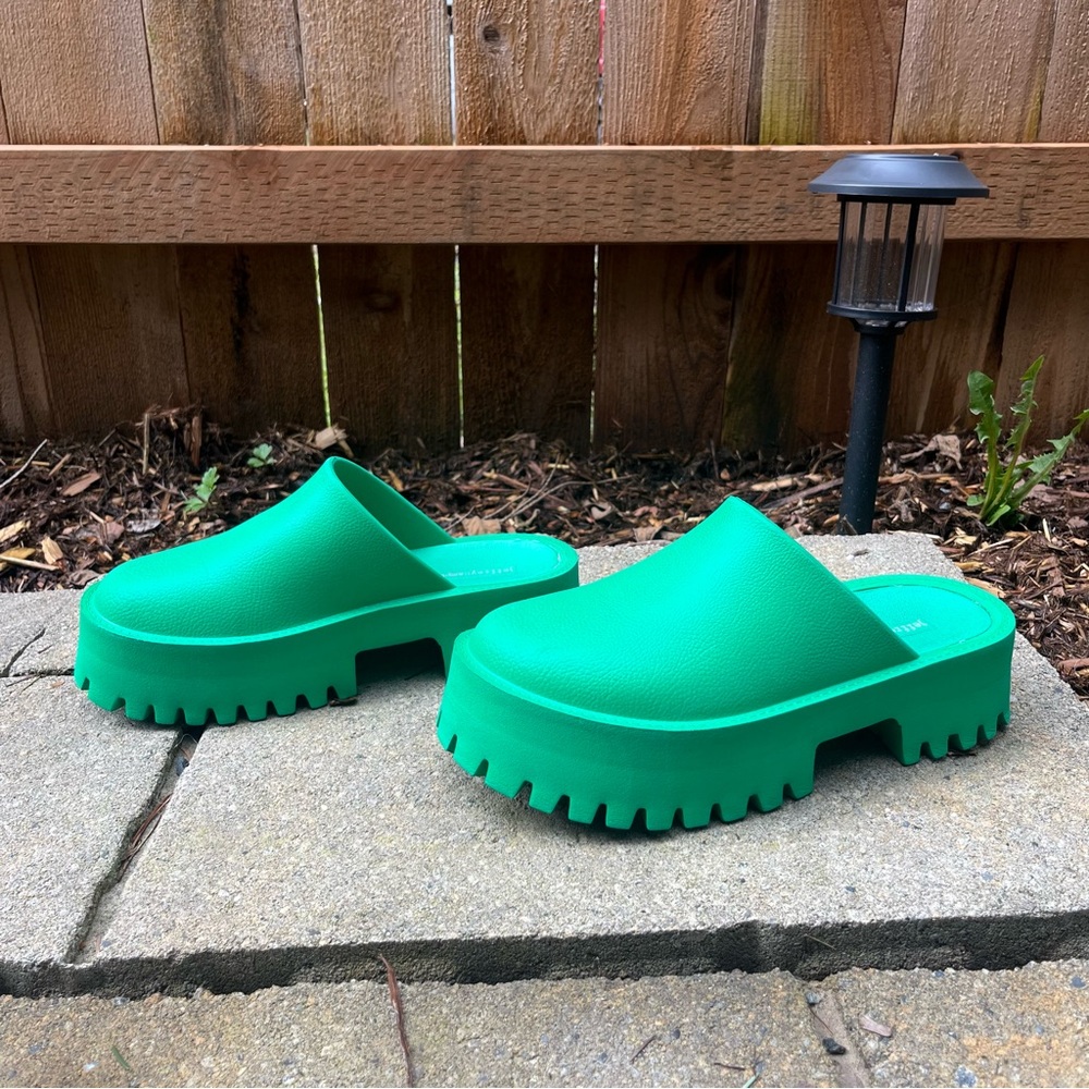 Jeffrey Campbell Clogge green platform clog sandals